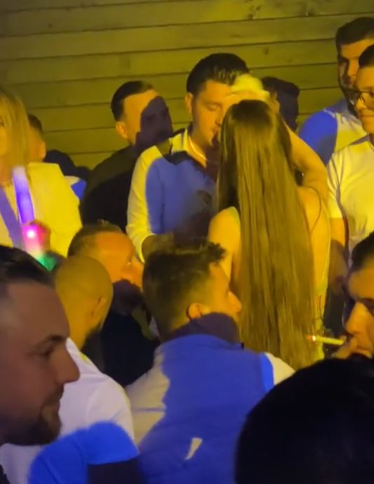 Theo Rose și Bogdan de la Ploiești, luați prin surprindere de dedicații în valoare de zeci de milioane într-un club din Buzău | VIDEO
