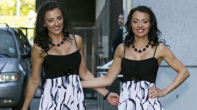 Cum arata fetele de la Cheeky Girls! Au pozat in rochite minuscule si tocuri ametitoare pentru paparazzii britanici