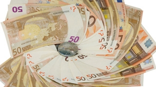 Un tanar din Timis care a luat un credit de 7.000 de euro cu un buletin fals a fost iertat de banca, dar risca 10 ani de inchisoare