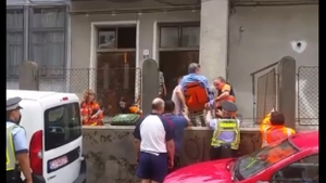 Caz incredibil la Cluj. Un bărbat a făcut infarct și fost scos peste gard de medici. Totul din cauza unui șofer fără bun simț