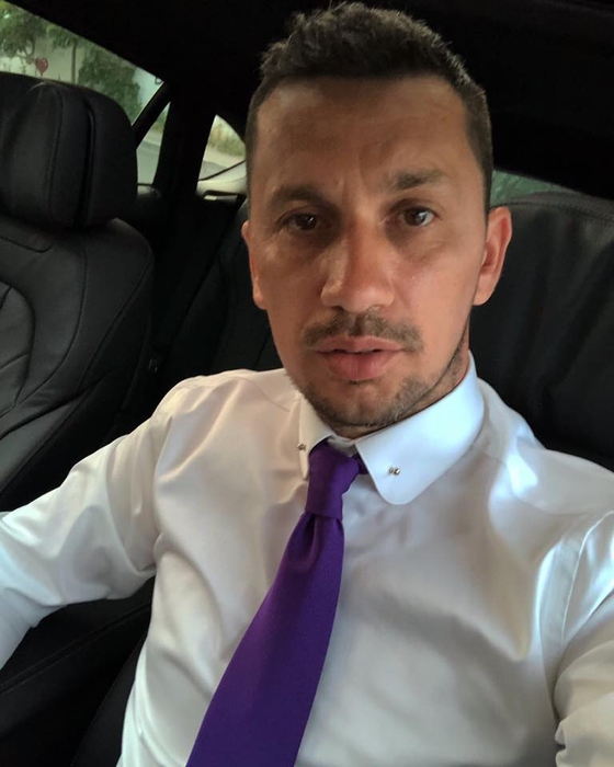 Flick, amendă usturătoare după ce a fost prins cu telefonul la volan