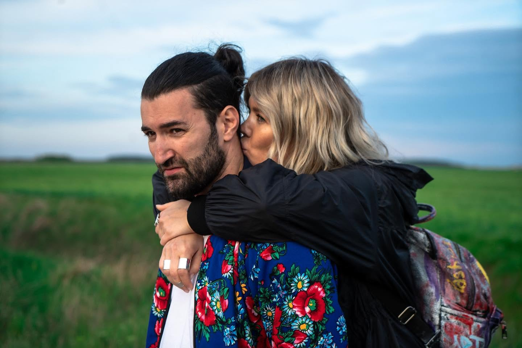 Recunoști băiețelul din imagine?! Astăzi este unul dintre cei mai iubiți artiști din România