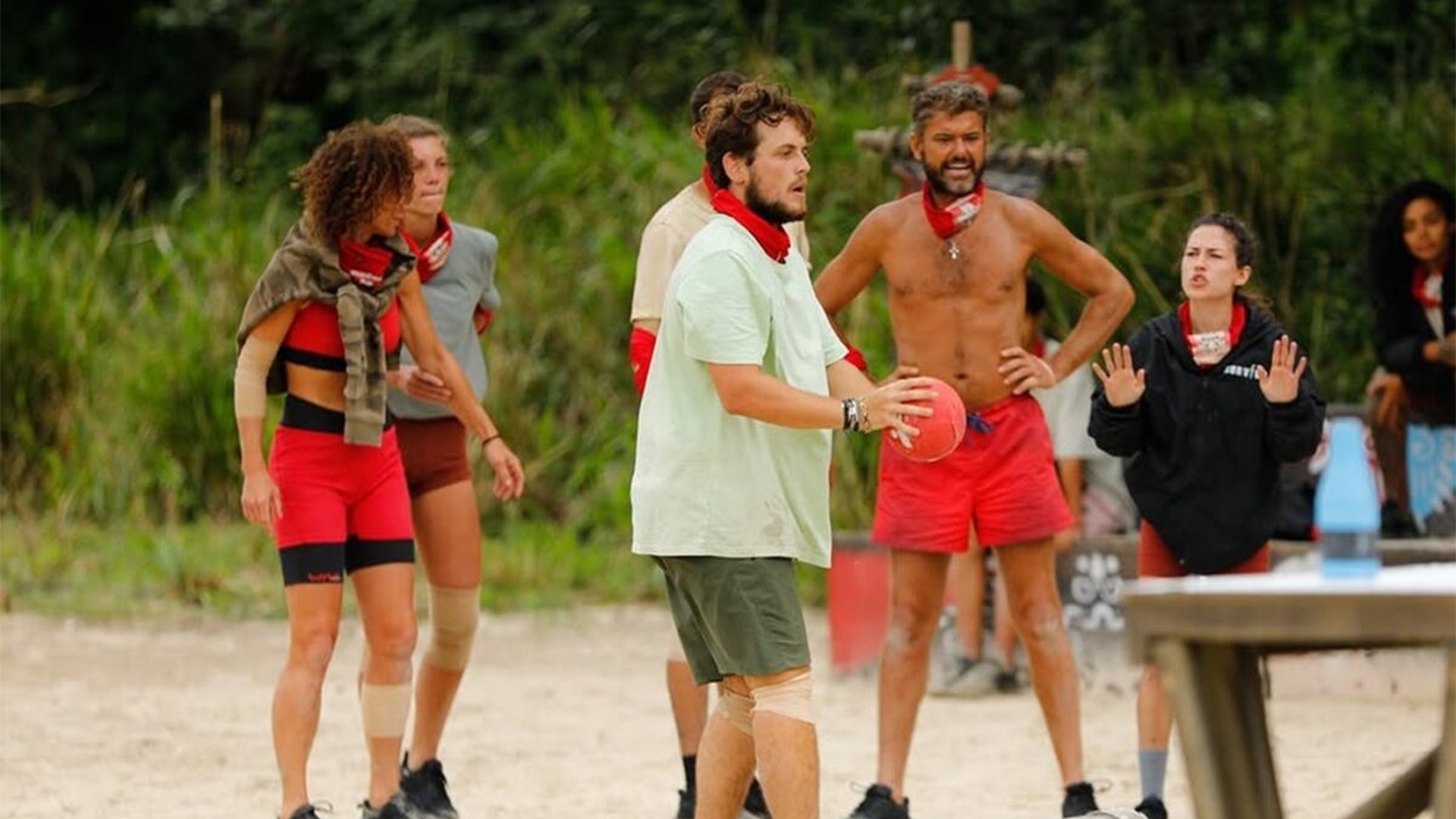 Motivul pentru care Aris apare doar în tricou la Survivor. A fost ironizat de Lucian că nu-și dă tricoul jos. Și acum am aflat ce ascunde, de fapt