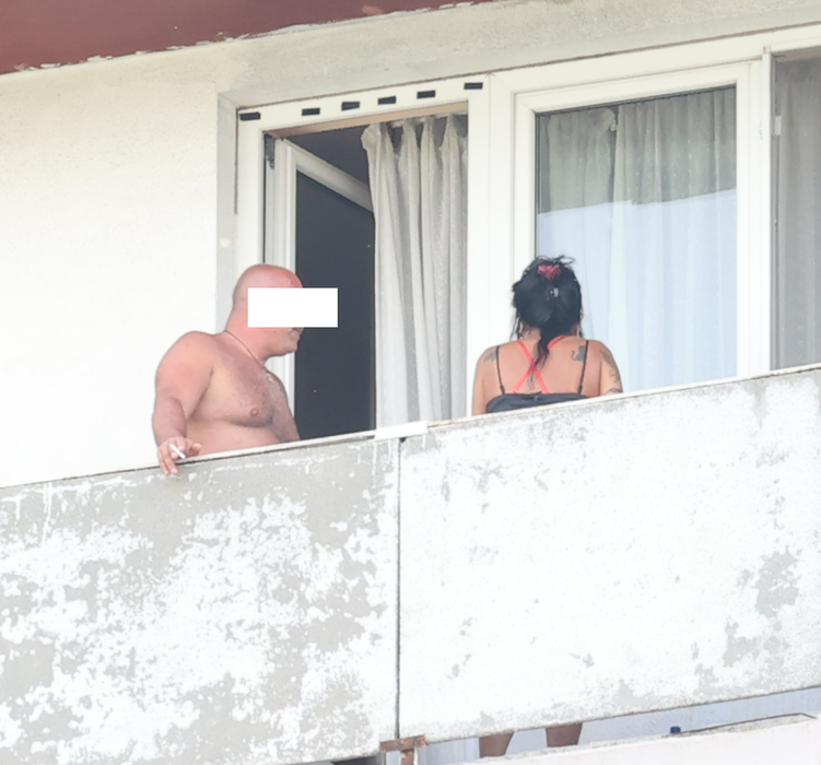 Milionarul și Ioana Popescu au ieșit pe balcon (Foto: CANCAN.RO)