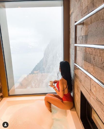 Bianca, iubita lui Alex Rus, este stewardesă și iubește vacanțele pe plajele însorite