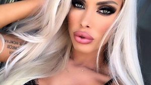 Loredana Chivu zâmbește din nou. Blonda s-a fotografiat, topless, în așternuturi. FOTO
