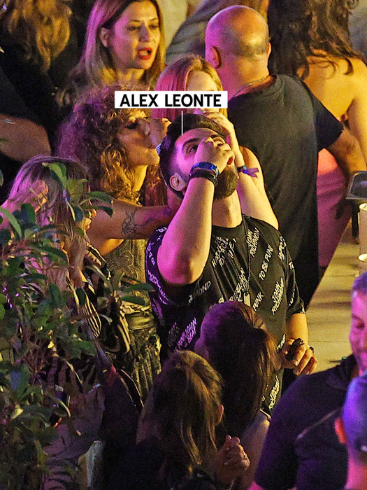 Alex Leonte dă shotul pe gât, dintr-o mișcare, la Untold (Foto: CANCAN.RO)