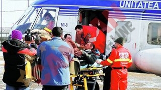 Pompieri, medici si victima, salvati cu elicopterul