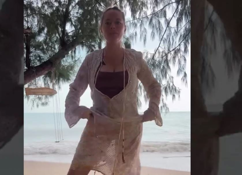 Cum arată Laura Cosoi în costum de baie, după 4 nașteri. Fanii au crezut că nu văd bine!
