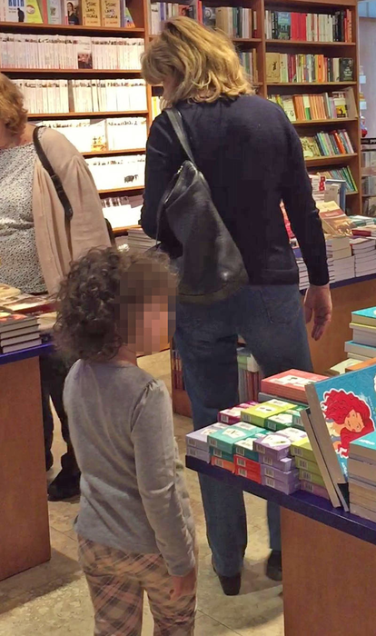 Maria Băsescu ar mai cumpăra nişte produse din librărie