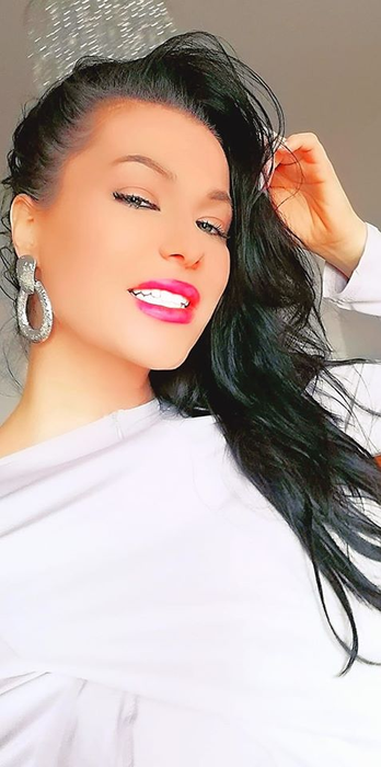 De câți lei a pus benzină Simona Sensual la Mercedes! A alimentat fix cinci secunde
