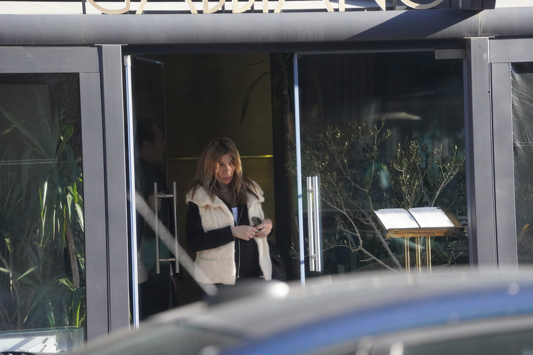 Syda și Sheila părăsesc restaurantul