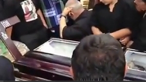 Dedicatii la cap de mort! Topul celor mai infioratoare filmari cu manelisti jelind cu rudele indoliate in jurul cosciugului!