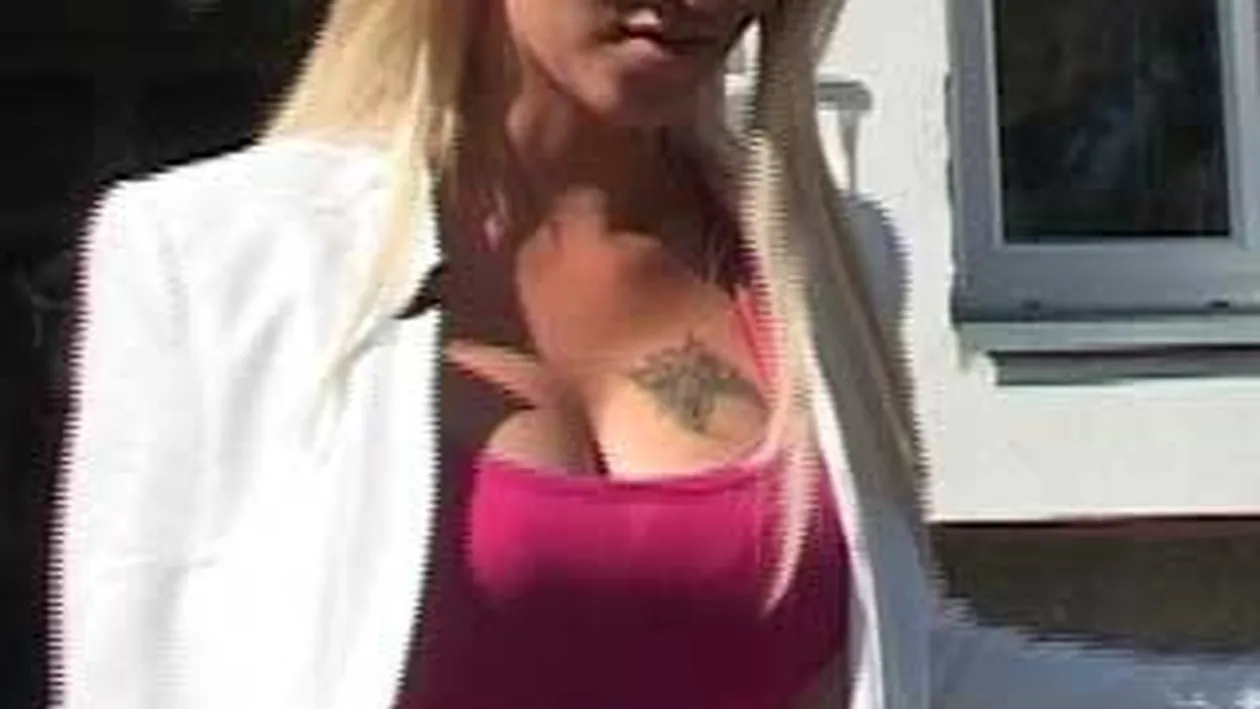 Blonda care a facut striptease in benzinarie a platit scump pentru „numarul ei!