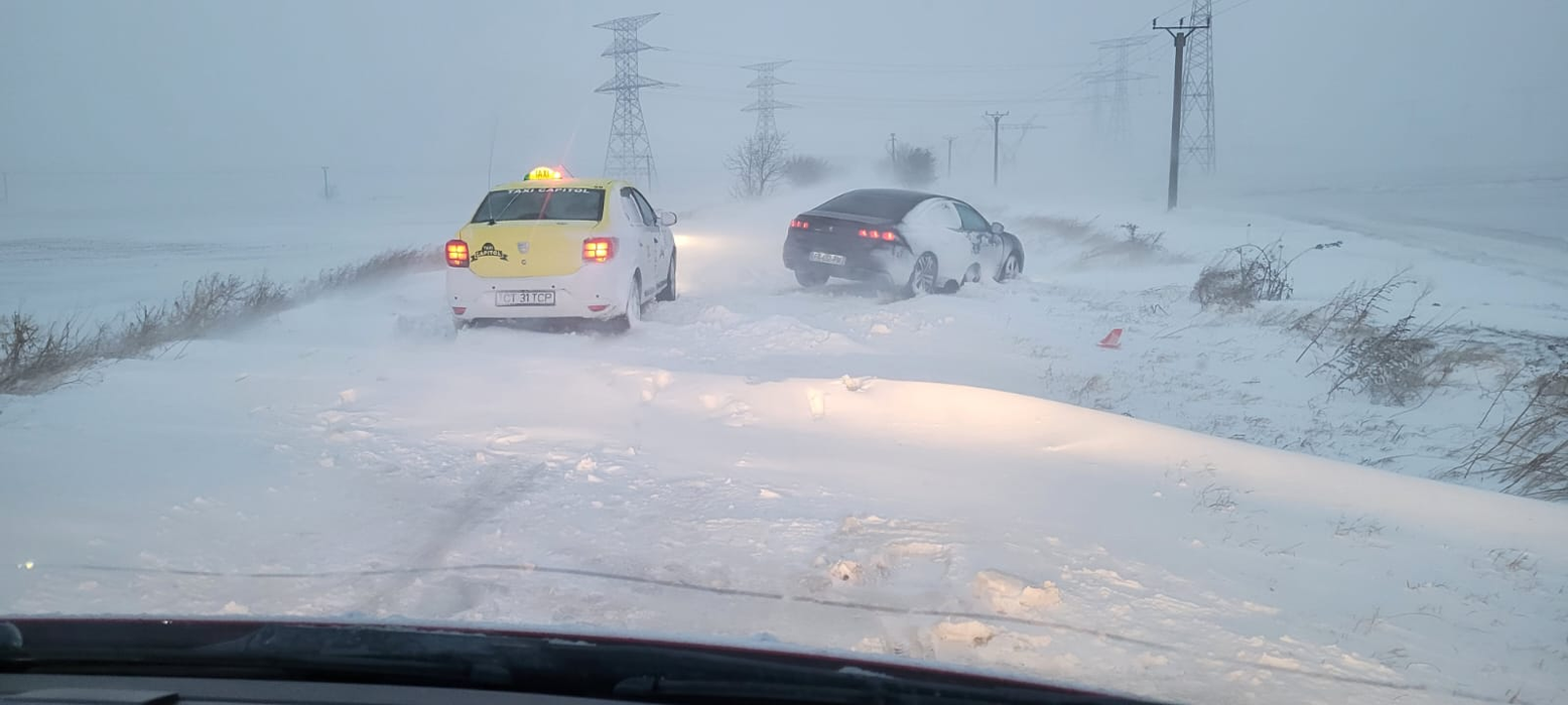 Cod roşu în România! Românii, sfătuiţi să stea în case! Drumuri închise şi fenomene meteo extreme. Încă 6 județe sunt vizate de vreme rea