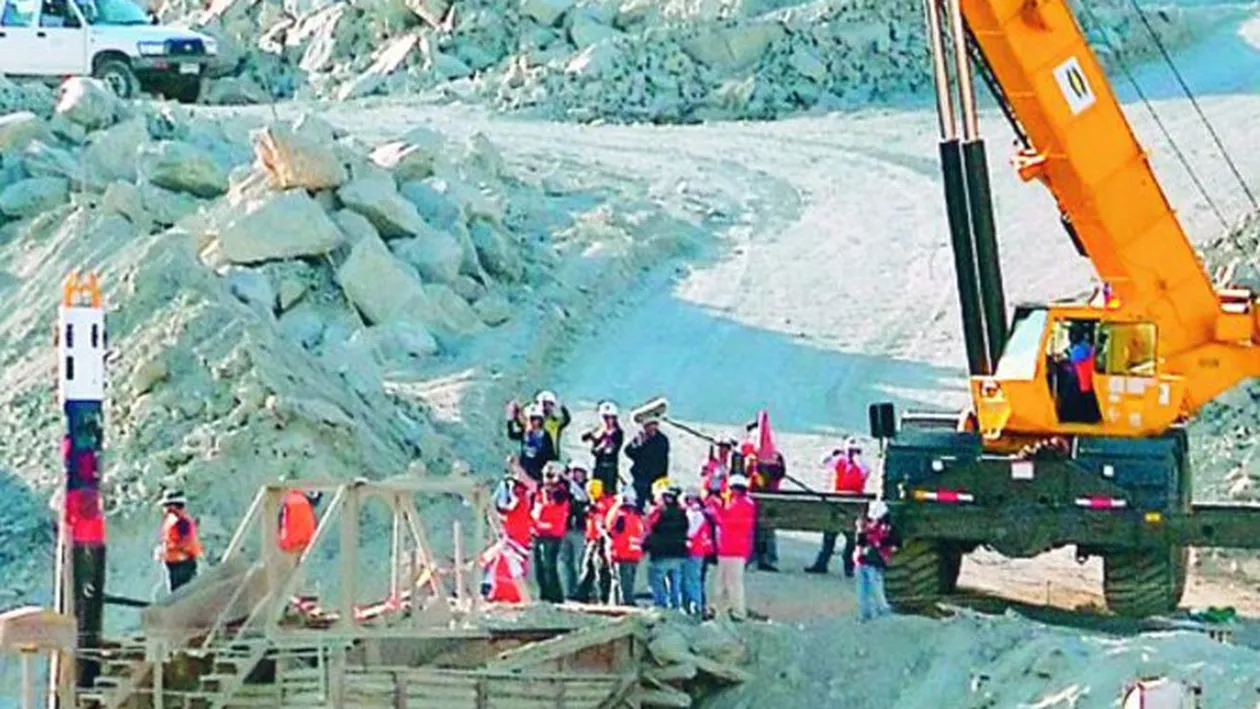 Cei 33 de mineri blocati in subteran se tem sa urce in nacela care-i va aduce la suprafata! Niciunul nu vrea sa iasa primul