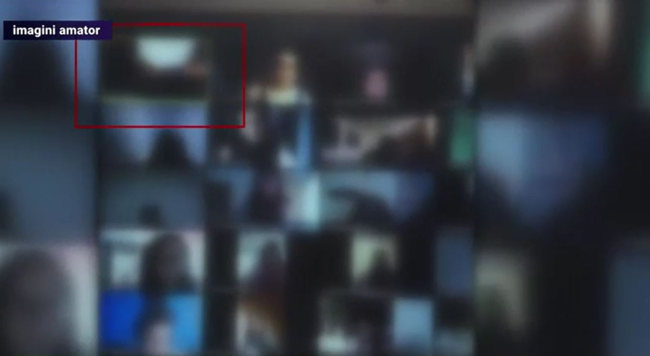 Un profesor din București, în lenjerie intimă la cursul online: “A fost un șoc să văd filmarea”. Părinții cer sancționarea cadrului didactic care nu este la prima abatere
