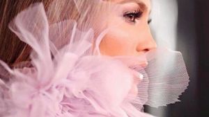 J.Lo, lecţie de senzualitate şi stil la Premiile Grammy 2017