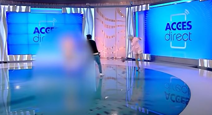 Atacatoarea Mirelei Vaida, recalcitrantă și după agresiunea înfiorătoare de la “Acces Direct”. Avem primele imagini după ce a fost imobilizată și urcată în ambulanță