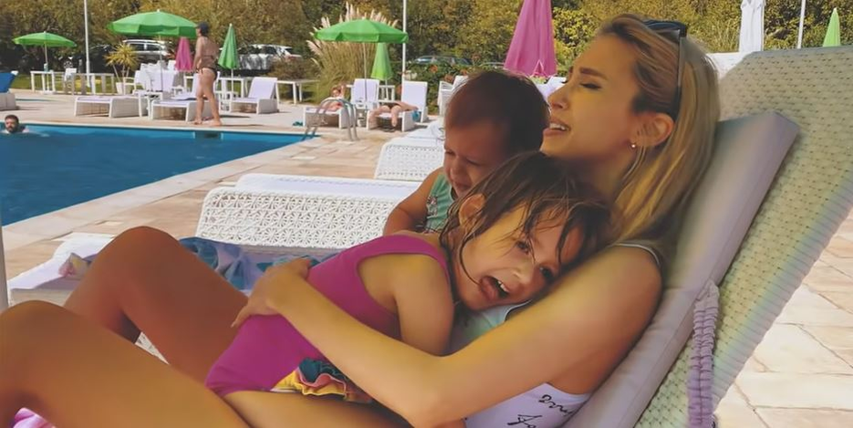 Andreea Bălan, gafă în timp ce se afla la piscină cu fiicele. I s-au văzut zonele intime prin costumul de baie alb și decupat | VIDEO