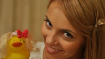 Andreea Ibacka este socata de noua moda din manichiura: oja care se crapa!