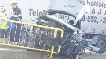 Moarte cumplită pentru un tânăr de 21 de ani. A murit strivit de un TIR, după ce a depăşit coloana de maşini pe linia continuă