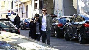 Creatoarea de modă & soţul ei celebru se pregătesc să devină din nou părinţi. I-am fotografiat sărutându-se pe stradă!