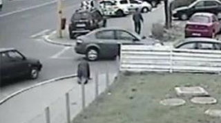 VIDEO Incredibil! S-a imbatat in ultimul hal incat a mers de-a busilea 10 metri si s-a culcat sub o masina! Dus la spital de politie, "victima" a fugit