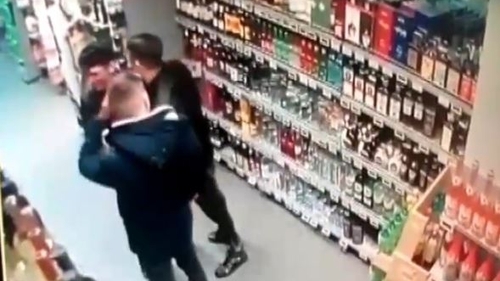 Ce au pățit trei tineri după ce au furat opt sticle de wkisky dintr-un supermarket din Tulcea. Decizia magistraților