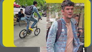 Atenție, vamaiot în Capitală! Tudor Chirilă, cum nu l-ai mai văzut... Cu șlapi crocși și pe biclă!