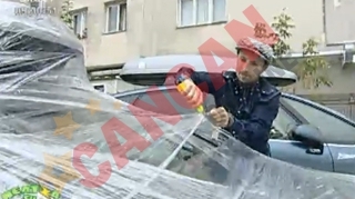 VIDEO Razvan si Dani, victimele farselor colegilor de la "Neatza"! Le-au infasurat masinile in folie din plastic