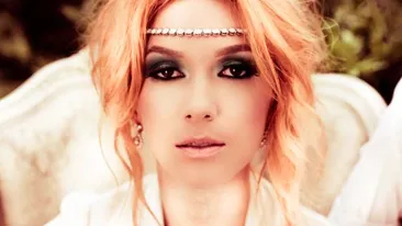 Adela Popescu a venit cu un decolteu fabulos la Premiile Gopo! Ce rochie a purtat cantareata