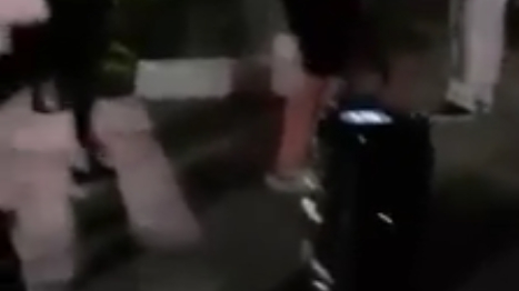 Petrecere fără limite, cu dedicații la microfon, într-un cimitir din Dâmbovița, chiar de Înviere! Polițiștii au intervenit: ”Culcat, culcat!” VIDEO