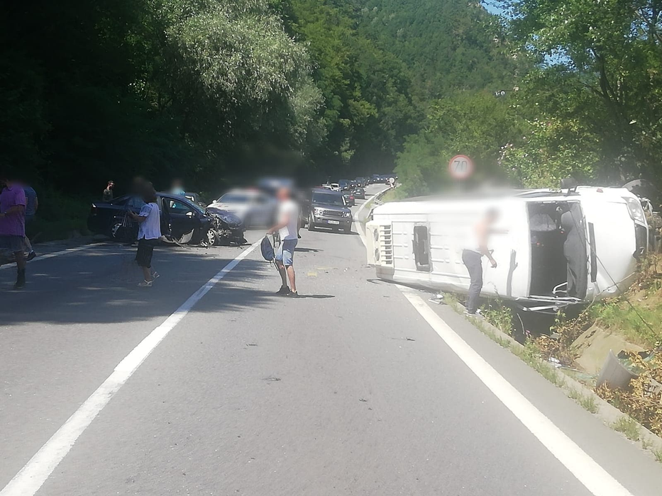 Accident grav pe Valea Oltului! 21 de persoane au primit îngrijiri medicale