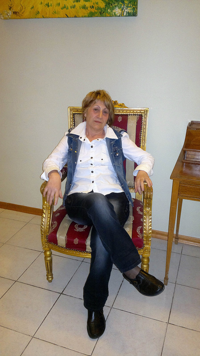 Artista a lucrat într-o bancă înainte de a se apuca de pictat cu ojă