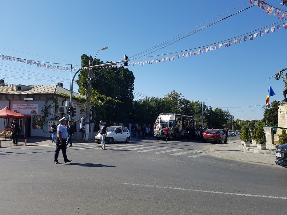 Dedicații ”fără număr” la înmormântarea temutului Segher. Adi Minune și Copilul de Aur i-au cântat răposatului!