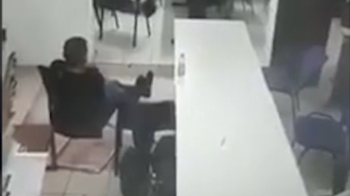 Noi imagini cu CRISTIAN BOUREANU în arestul Poliţiei! A început să îşi cânte o melodie de vitejie şi pare gata să plece la „luptă“