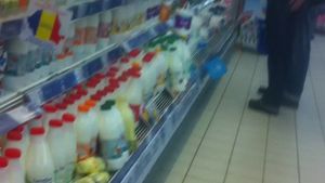 Cristi Munteanu isi pipaie sotia printre raioanele cu alimente! Nu se abtin nici macar in supermarket!