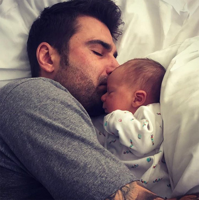 ADRIAN MUTU s-a fotografiat cu fiul lui în braţe, dar un alt lucru a atras atenţia! Ce se afla pe noptiera de lângă pat