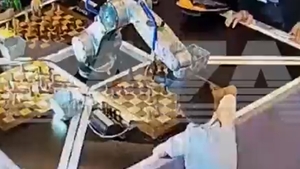 Un robot jucător de șah i-a rupt degetul unui băiat de doar 7 ani în timpul partidei