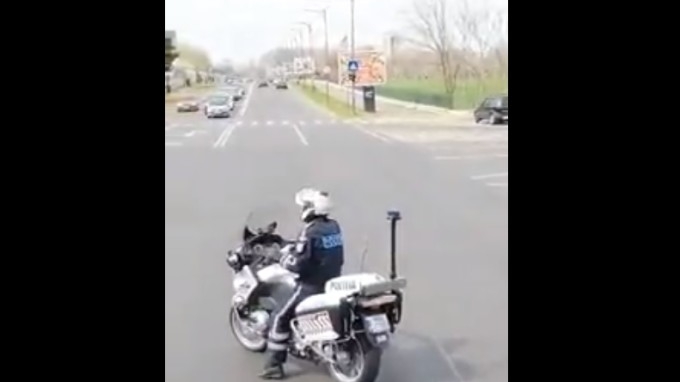 Un polițist a fost filmat în apropierea Casei Poporului, în timp ce dansa pe motocicletă. Cum a reacționat MAI