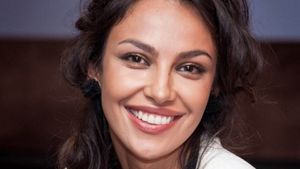 Imaginea pe care fanii nu se aşteptau să o vadă niciodată! Mădălina Ghenea şi Inna, in cea mai haioasă fotografie