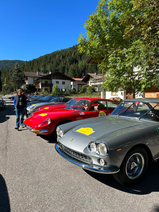Piero și Romina participă cu un Ferrari de 4 milioane de dolari! Steagul României, la Dolomiti! 100 dintre cei mai bogați afaceriști ai lumii se bat în mașini de colecție