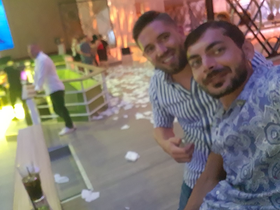 Acestea sunt fotografii realizate cu ţinuta pe care a purtat-o atunci când a fost refuzat de către bodyguarzii de la Fratelli şi Breeze
