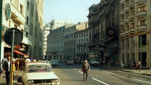 BANC| Pe timpul lui Ceaușescu, în timp ce patrula, un milițian se întâlnește cu un cetățean si-l întreabă ce caută pe stradă