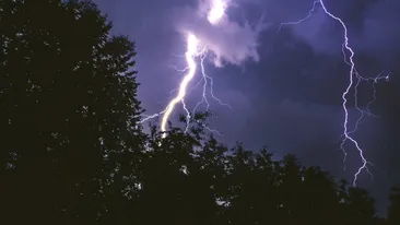 Alertă ANM! Cod roşu de tornadă, grindină şi ploi torenţiale, în mai multe zone din țară