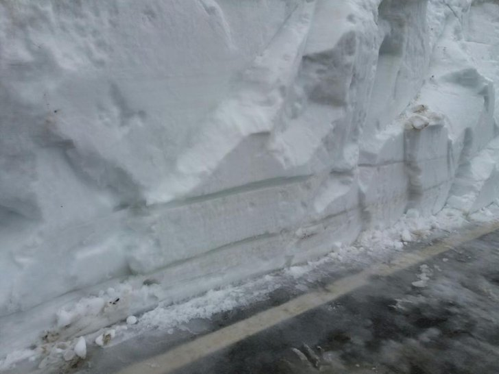 Zăpadă „cât casa” pe Transfăgărășan! Drumul este închis