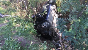 Doi tineri au murit după ce maşina în care erau s-a răsturnat într-o râpă din județul Vaslui