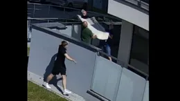 „O chestiune de secunde”: Momentul în care trei polonezi reușesc să prindă într-o pătură un copil care cade de la etajul 5 al unui bloc