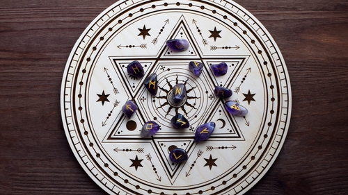 Horoscop rune azi, 6 iunie 2026. Runa Isa schimbă regulile începutului de săptămână. Ce zodie este obligată să pună totul pe pauză